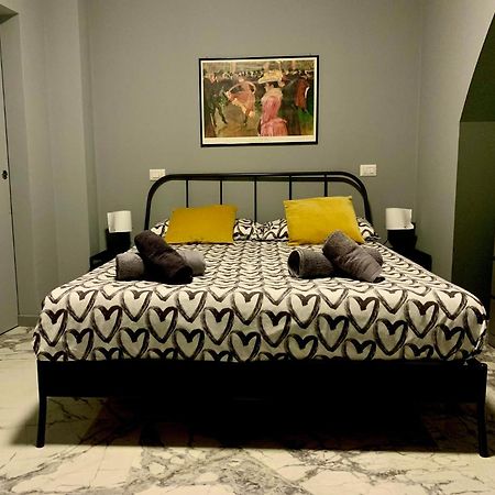 Modern City Center Apartment Беневенто Экстерьер фото