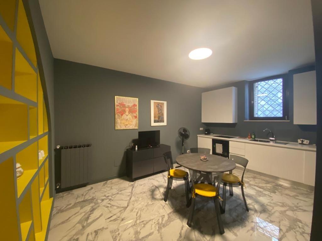 Modern City Center Apartment Беневенто Экстерьер фото