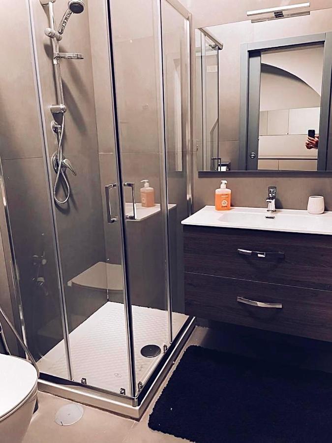 Modern City Center Apartment Беневенто Экстерьер фото